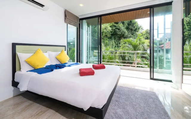 Vibrant Beach Life at Kata Villa UTK4