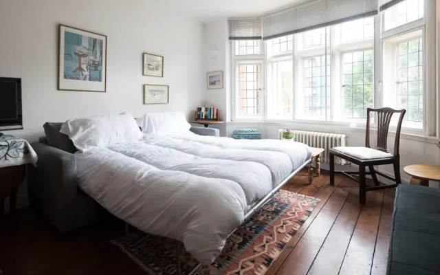 Queen Court Flat