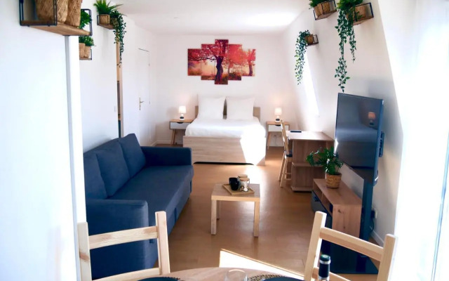 Le Petit Soleil de Corbeil (Adults Only)