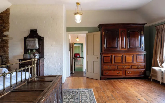 Stunning 4BD Home in Worcestershire