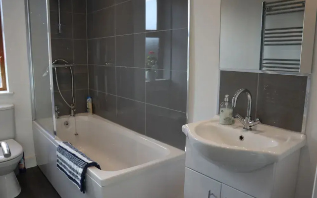 Sheffield 4-bedroom house free parking