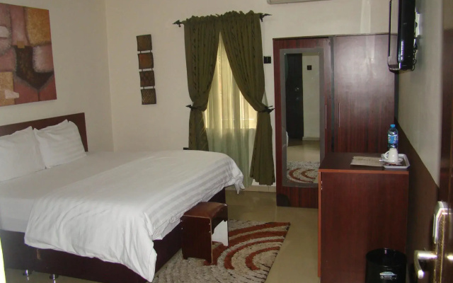 Charlie's Place And Suite