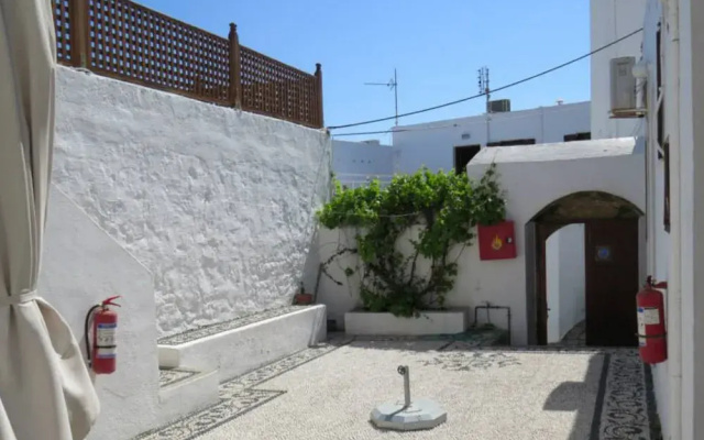 Sarris Studios & Apartments