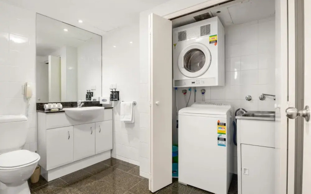 Contemporary 1-bed First Floor Unit With Pool