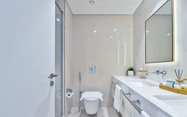 Stylish 2BR in Emaar Beach Front w/ Private Beach