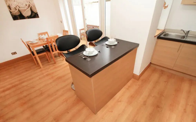 Macken Street Sleeps 10