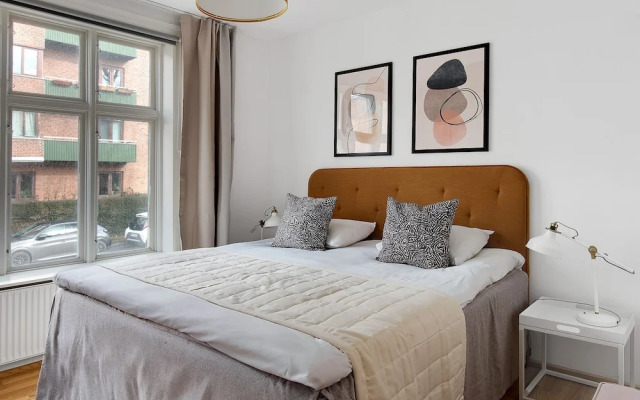 Constantin - Chic 2-bdr Apt With Balcony