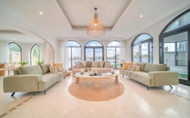Exclusive 6BR Palm Villa w Private Pool and Beach