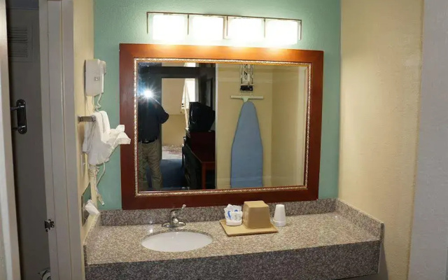 Super Inn & Suites