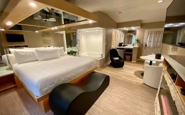 Sybaris Pool Suites Mequon