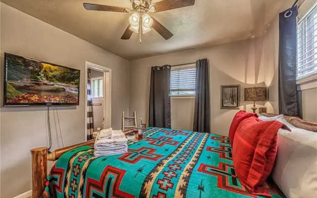 Texas Trio Cabin, 3 Bedrooms, Hot Tub, Fireplace, Sleeps 6