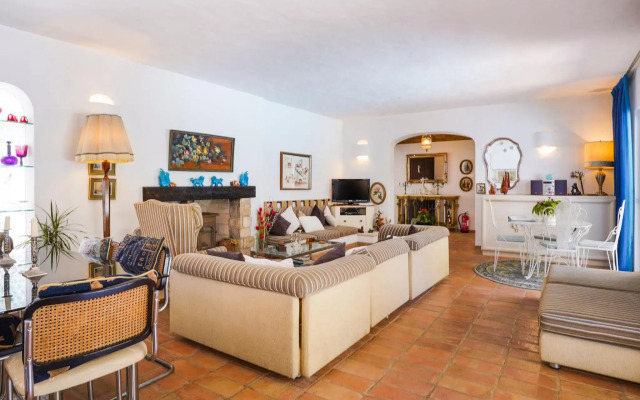 Roofed Villa in Albufeira with Private Swimming Pool