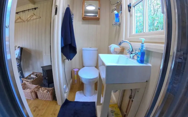 Haslemere - Cabin - Sleeps 2 - Parking - Garden