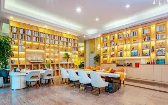 Vienna Hotel(Hezhou Lingfeng Plaza Diversified Global City Store)