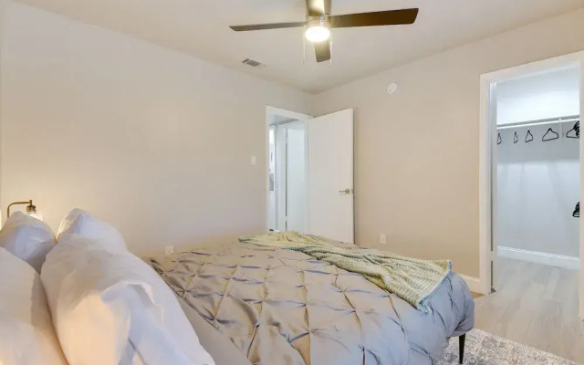 6 Mi to At&t Stadium: Grand Prairie Apt w/ Balcony