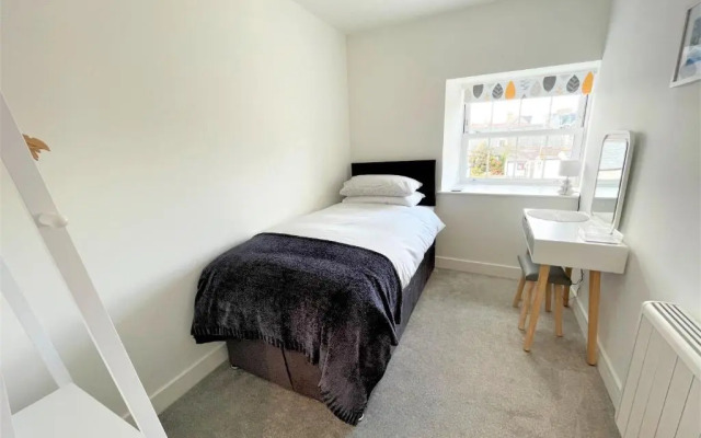 Modern 2 Bed Apt Centre of Penzance, Lift Access