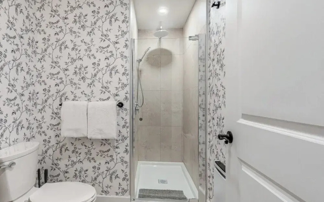 Beautiful Vieux Quebec 2 Bed Apt