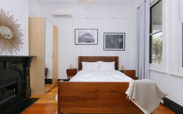 Designer 2 Bedroom House with Garden in Northbridge