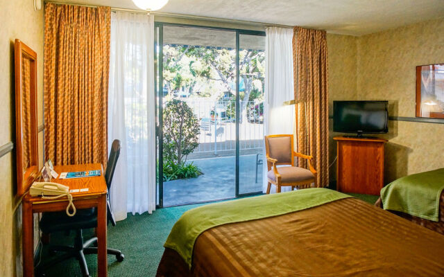 Отель Travelodge Hotel at LAX США, Лос-Анджелес - отзывы, цены и фото номеров - забронировать отель Travelodge Hotel at LAX онлайн удобства в номере