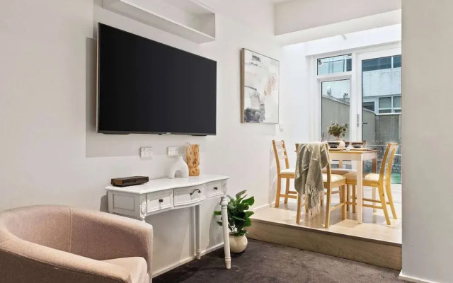 A Cozy CBD Studio Near Melbourne Central