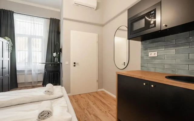 R38 - Artists luxury home