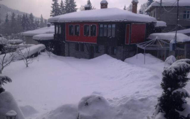 Отель Traditsia Guest House Болгария, Копривштица - отзывы, цены и фото номеров - забронировать отель Traditsia Guest House онлайн вид на фасад
