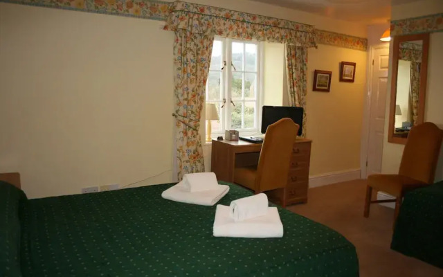 House - Sleeps 6 & Paid off Site Parking Available