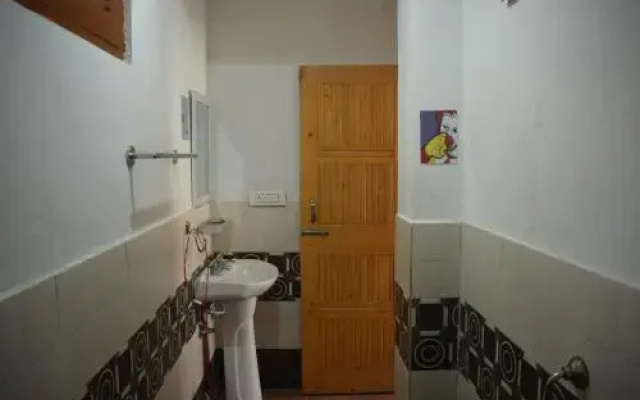 Bro's Backpacker's Fraternity House