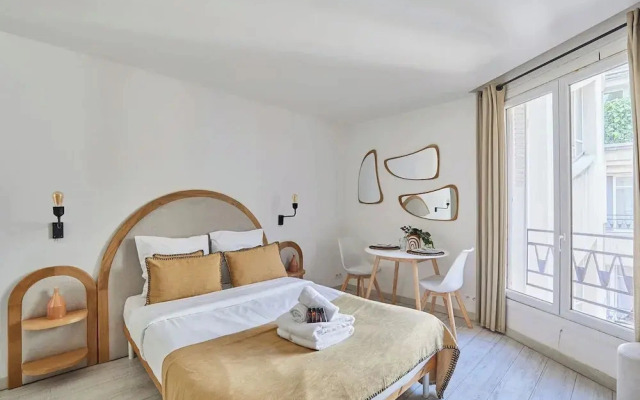Modern Studio Montaigne Champs Elysees