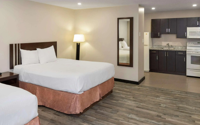 Econo Lodge Inn & Suites