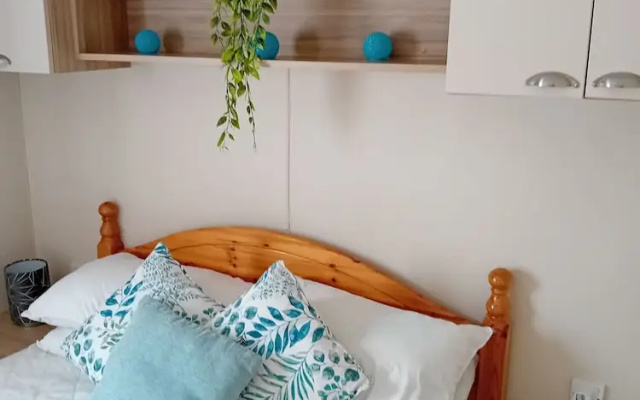 Cozy Chalet Sleeps 4 With Garden