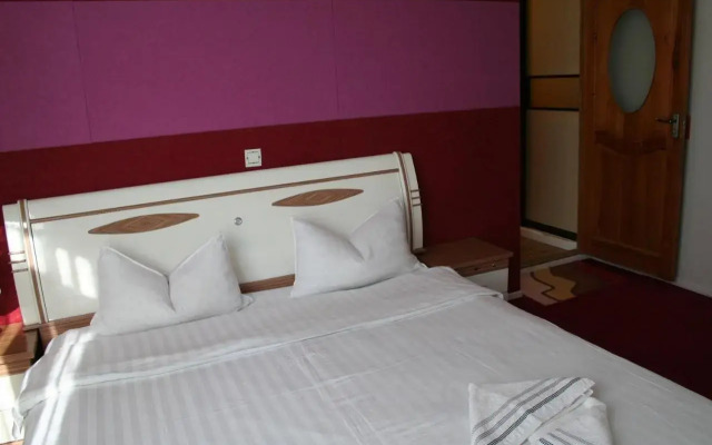 Golden Gobi Guesthouse & Tour