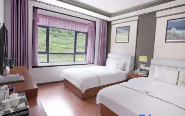 Huangping Golden Harbor Business Hotel