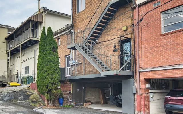Modern Dtwn Condo w/ Balcony in Hendersonville