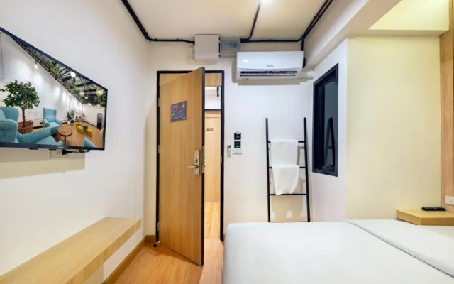 Siam Subway Hostel and Café