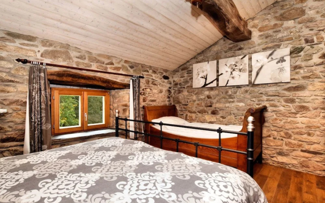 Forest-edge Stay, Burtonville