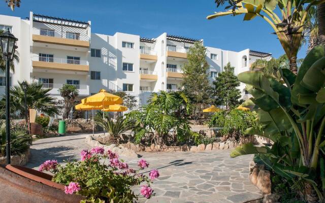 Апартаменты Mayfair Gardens Apartments вид на фасад