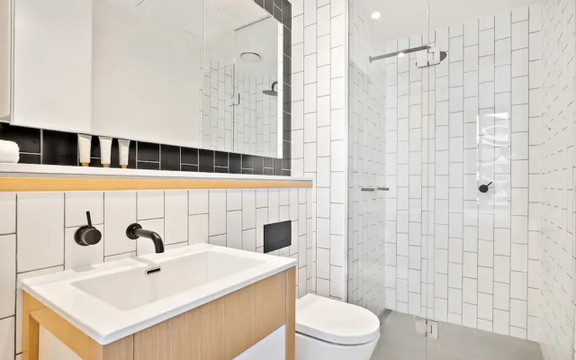 Bright 2-bed Retreat With Pool, Gym & Sauna Access