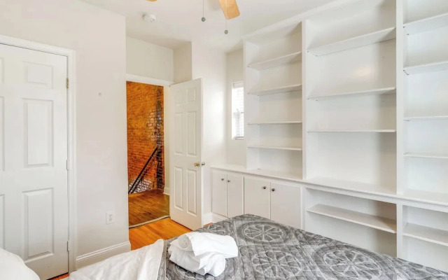 Centrally Located DC Row House Near Restaurants!