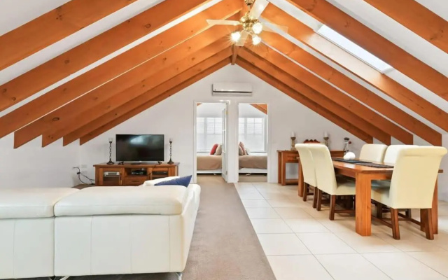 Peel St - Large Family Home Walk to CBD