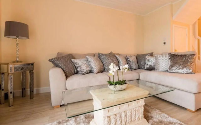 Luxury 3 Bed Home by the Lake