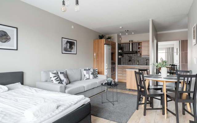 1BR Apt and Balcony next to Railway Station