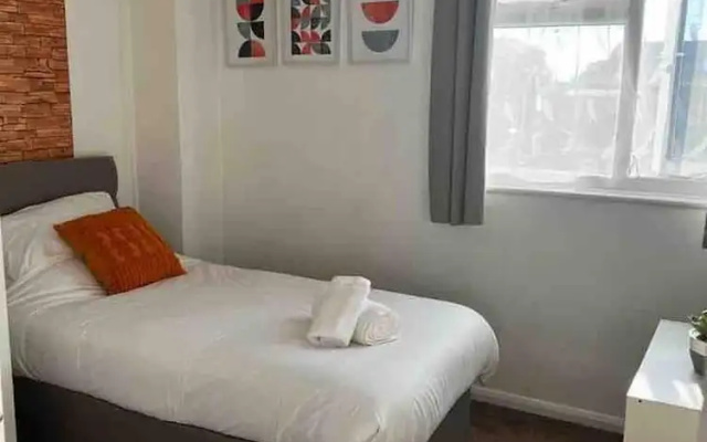 Spacious 3-bed House in Swindon