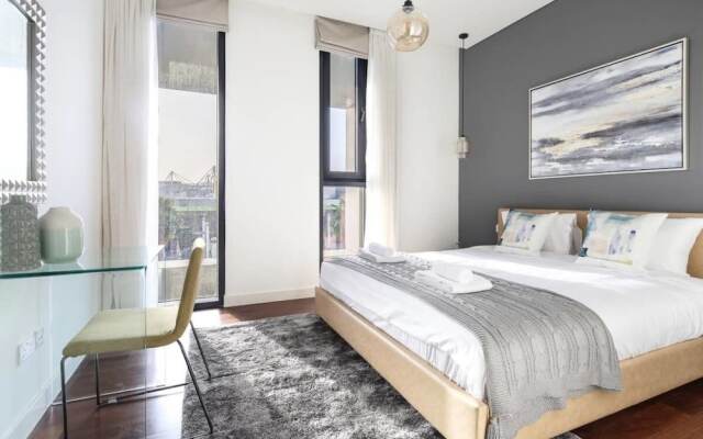 Отель Luxurious Getaway Right Across City Walk Mall Дубай комната для гостей