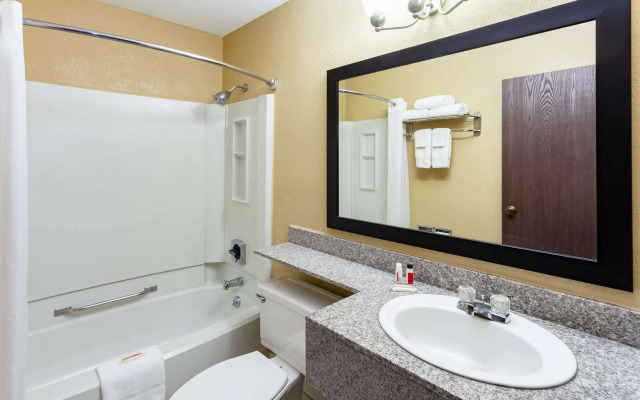 Clarion Pointe Bloomington – Normal near I-55 and University