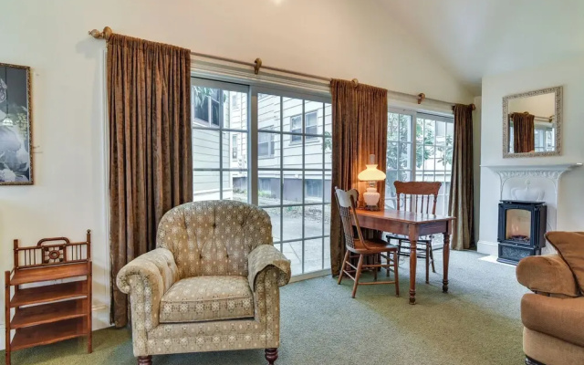 Cozy Portland Studio w/ Electric Fireplace