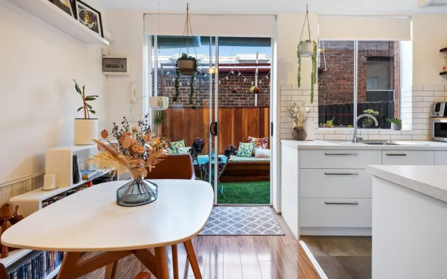 Snug St Kilda Apartment With Private Courtyard