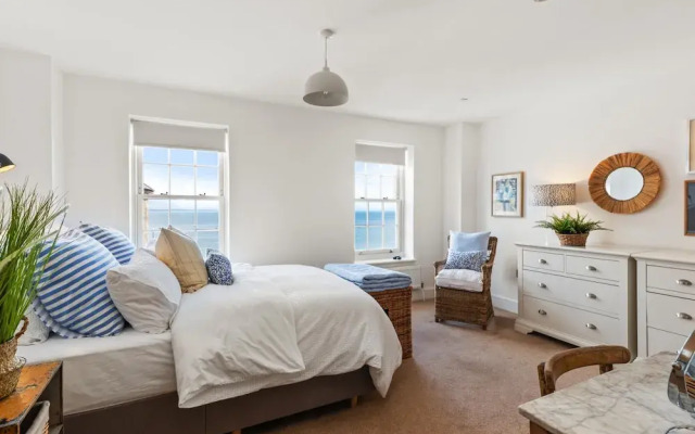 Nash House - Seafront With Parking Close to Town