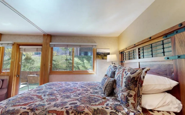Laurelwood Condominiums Studio Premier Unit 404
