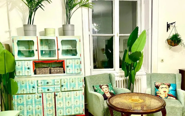 Arty studio flat at city center